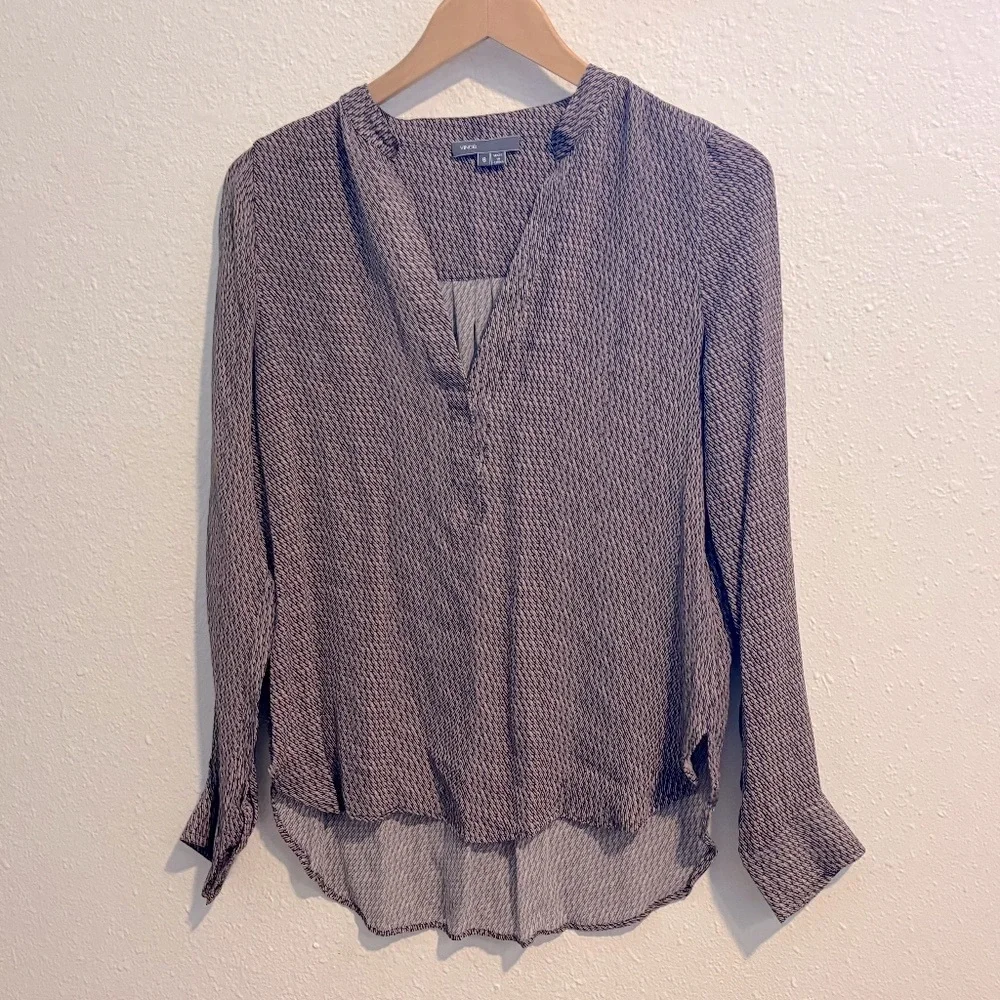 VINCE Silk Popover Long Sleeve Tab Blouse Top Tan Brown Black Pattern Size 6 - Picture 2 of 6